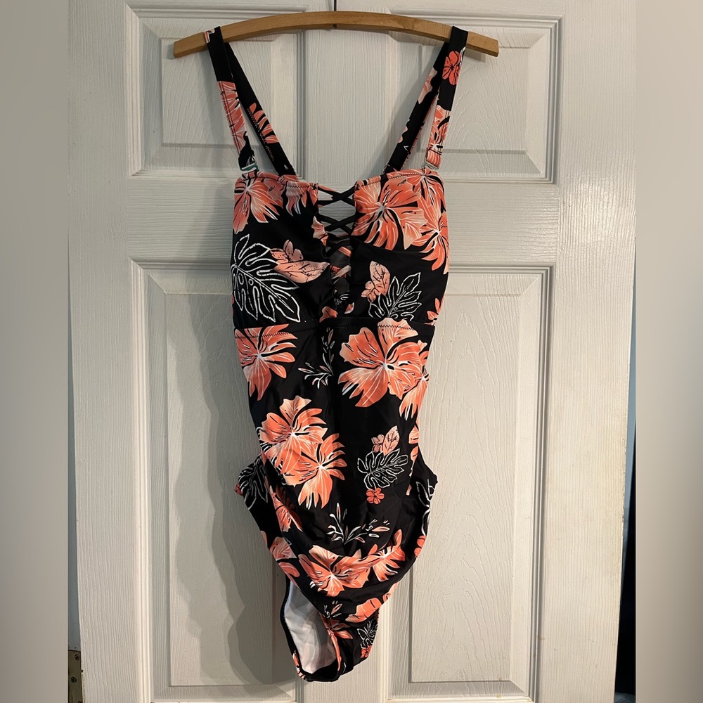 NWOT Ladies size 16 one piece swimsuit #P10